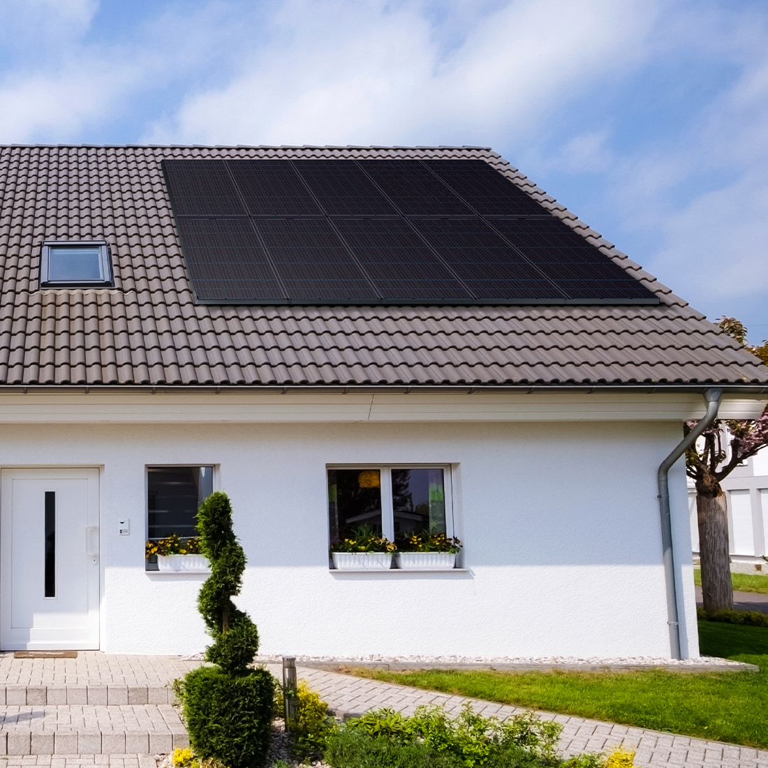 maison avec des panneaux solaires photovoltaiques